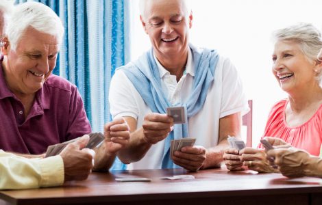 Senioren spielen gemeinsam Karten