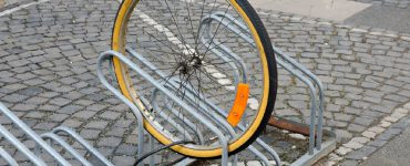 Einzelner Fahrradreifen an Radständer angeschlossen