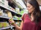 Frau prüft im Supermarkt Lebensmittel