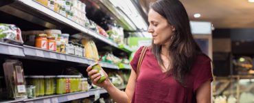 Frau im Supermarkt