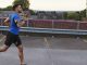Junger Mann beim Jogging mit einem Fitness Tracker