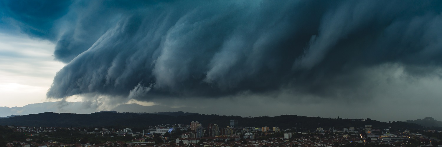 Ein Gewitter zieht über eine Stadt herein