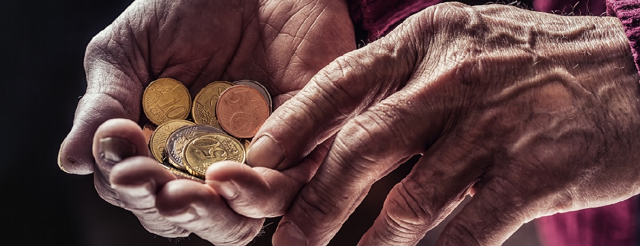 Zwei Hände einer alten Frau zählen Kleingeld