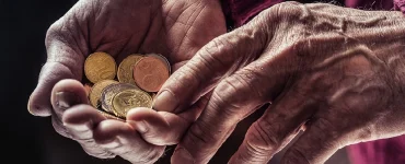 Alte Frauenhände mit Geld