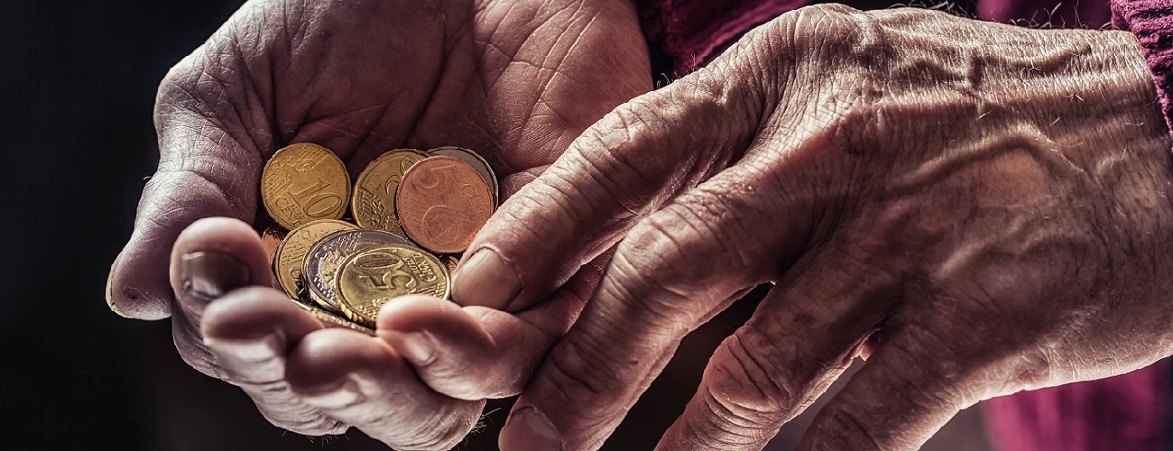 Alte Frauenhände mit Geld