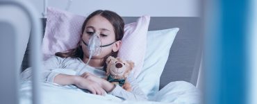 Mädchen mit Mukoviszidose liegt im Krankenhaus