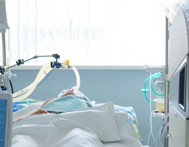 Person ist an lebenserhaltende Maßnahmen angeschlossen