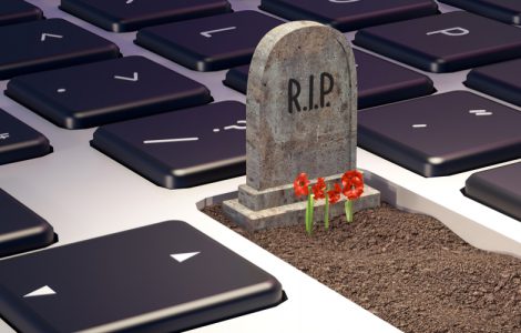 Ein Grab mit einem Grabstein, eingefügt in die Fläche einer fehlenden Taste auf einer Tastatur.
