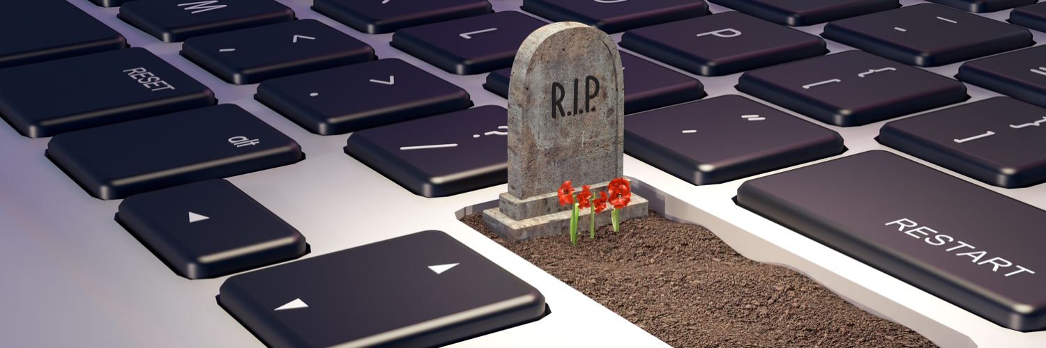Ein Grab mit einem Grabstein, eingefügt in die Fläche einer fehlenden Taste auf einer Tastatur.