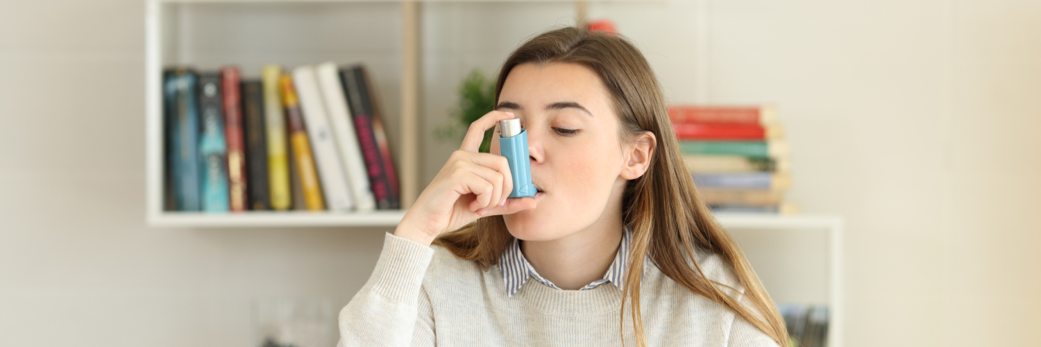 Frau inhaliert Asthmaspray