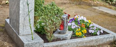 Eine Grabstätte auf dem Friedhof
