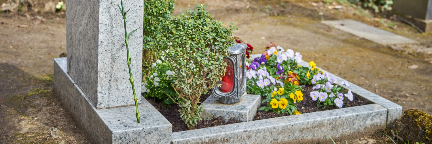 Eine Grabstätte auf dem Friedhof