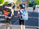 Kinder auf dem Schulweg
