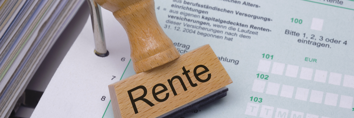 Ein Stempel mit der Aufschrift "Rente" liegt auf einem geöffneten Ordner.