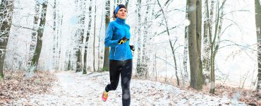 Eine junge Frau geht dem Joggen im Winter nach