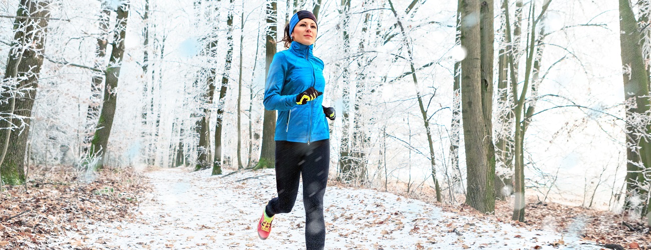 Eine junge Frau geht dem Joggen im Winter nach