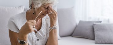Ältere Frau leidet unter Kopfschmerzen