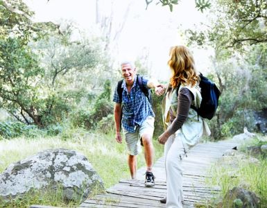 IDEAL KrankFallSchutz: Frau und Mann beim Wandern