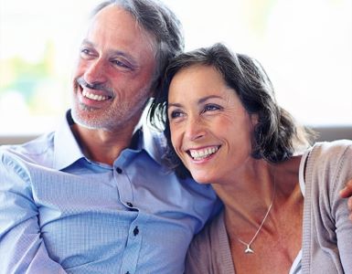 IDEAL Haftpflichtversicherung: Frau und Mann lächeln