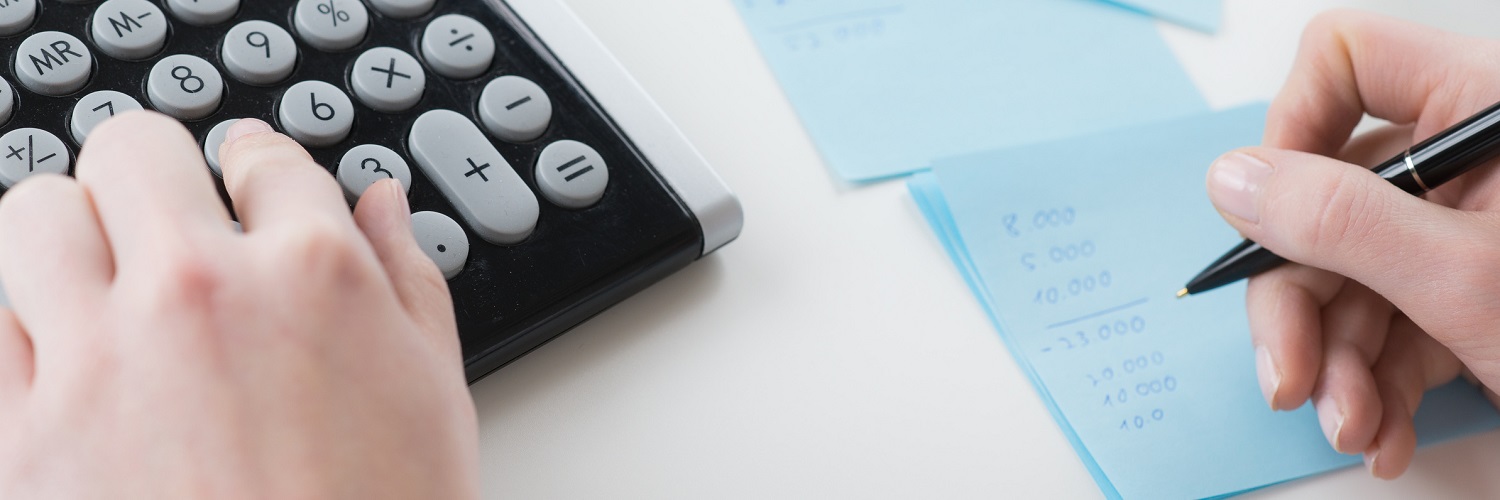 Hände mit Taschenrechner, Papier und Stift, Vorteile und Nachteile, Bilanz berechnen