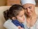Leukämiekranke Mutter umarmt ihrer Tochter