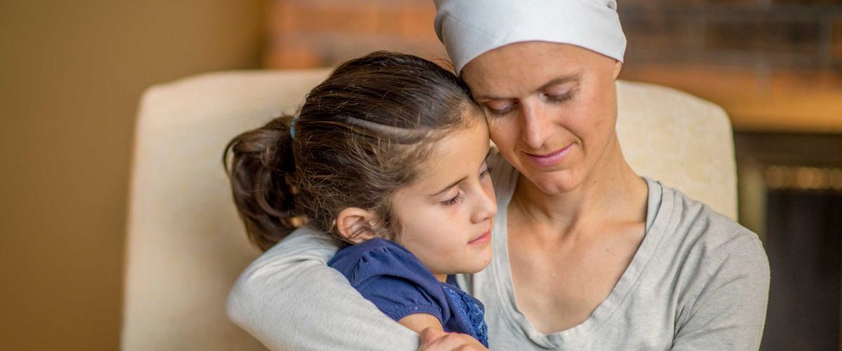 Leukämiekranke Mutter umarmt ihrer Tochter