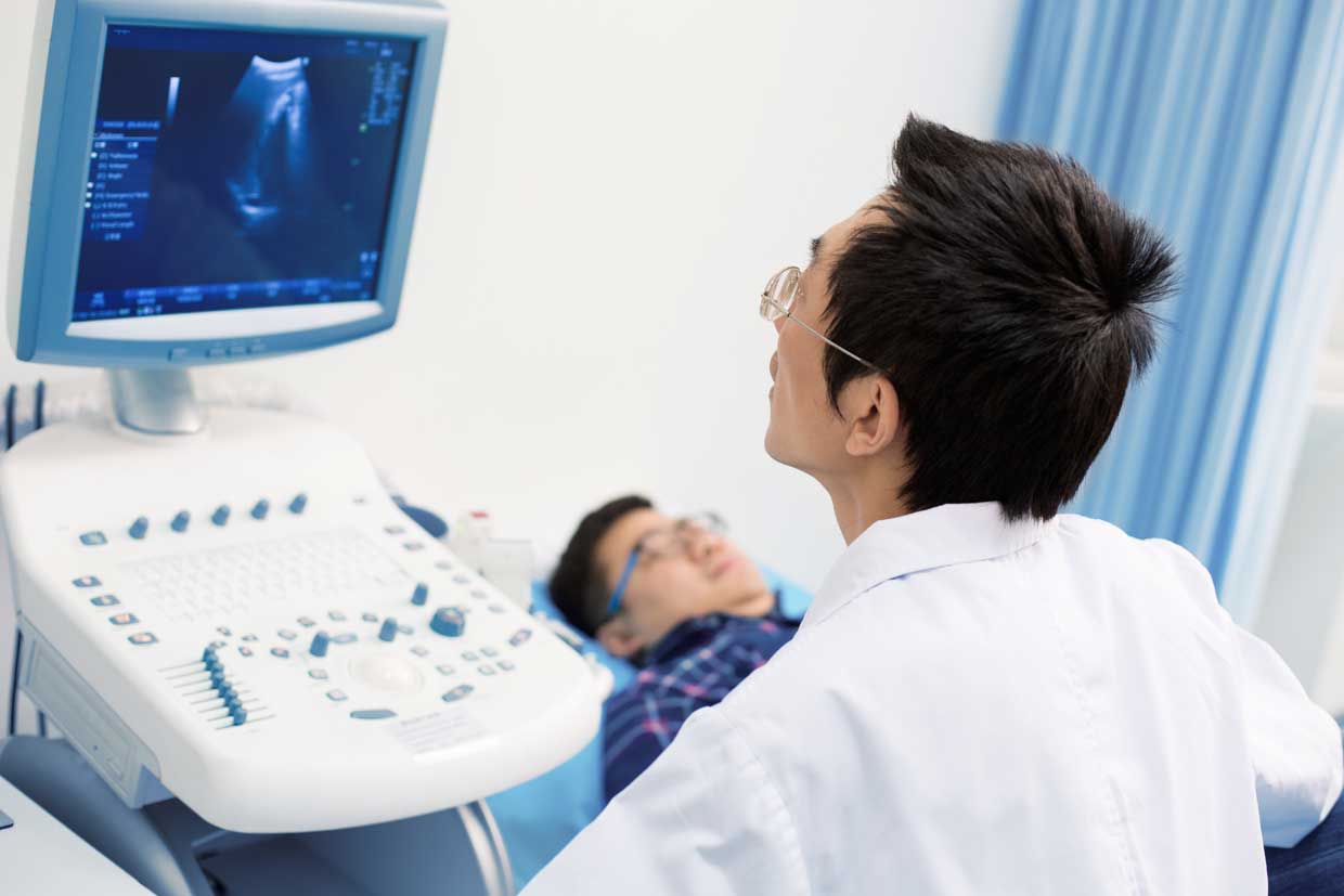 Ultraschalluntersuchung eines Patienten mit Prostatakrebs