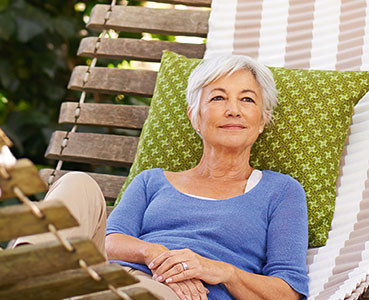 IDEAL Sterbegeldversicherung plus: Frau in Hängematte